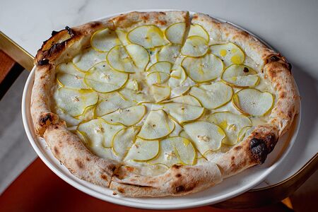 Пицца с грушей и горгонзолой