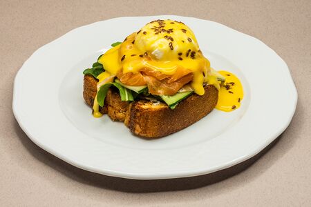 Бенедикт с гуакамоле, трюфельным крем-сыром и лососем