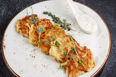 Картофельные драники со взбитой сметаной