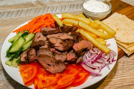 Шаверма на тарелке с говядиной