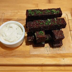 Гренки бородинские с чесночным соусом