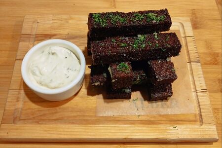 Гренки бородинские с чесночным соусом
