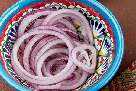 Лук красный с зеленью