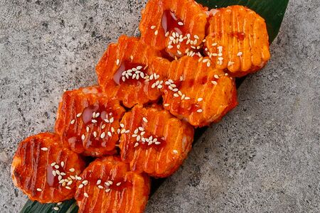 Запеченный ролл Калифорния со снежным крабом