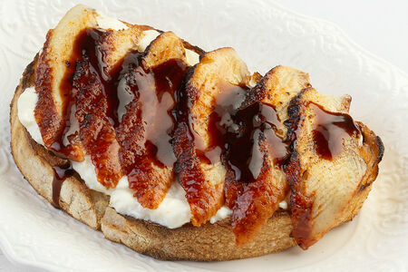 Брускетта со страчателлой, копченым угрем и трюфелем