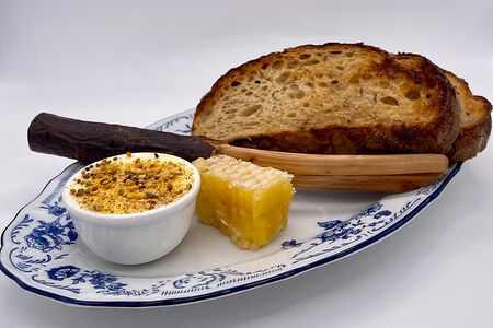 Гречишный хлеб со сливочным маслом и медовыми сотами