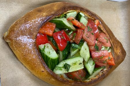 Хачапури по-аджарски с сыром и салатом