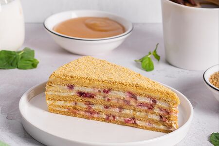 Медовик с малиной