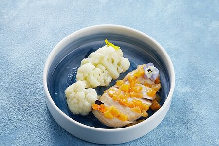 Куриное филе с цветной капустой и персиками
