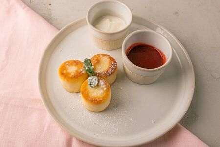 Ванильные сырники со сметаной и соусом клубника-базилик