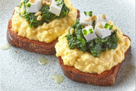 Scramble con spinaci