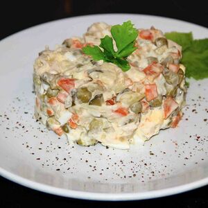 Салат Оливье с колбасой