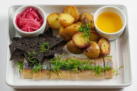 Сельдь с картофелем черри и гренками