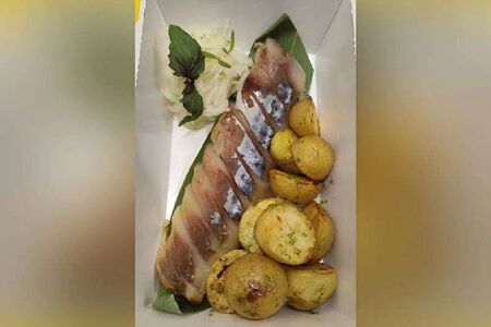 Картофель бейби со скумбрией холодного копчения и маринованным луком