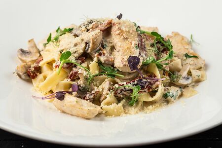 Паста с курицей и вялеными томатами