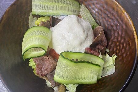 Салат с обожженной мраморной говядиной