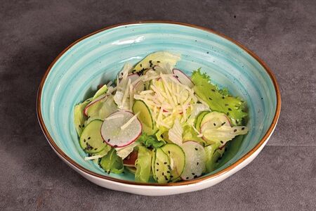 Салат овощной с медово-горчичным дрессингом