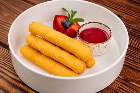 Жареный сулугуни в панировке с ягодным соусом