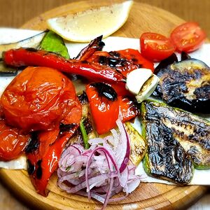 На мангале овощи