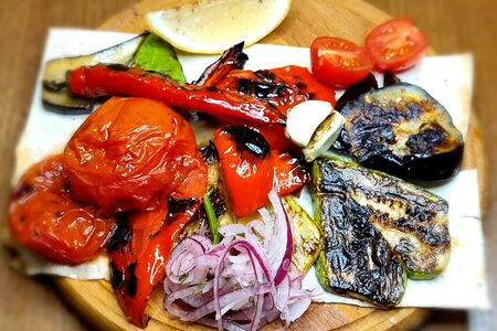 На мангале овощи