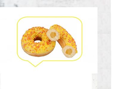 Донат с желтой глазурью, цветной посыпкой и манго