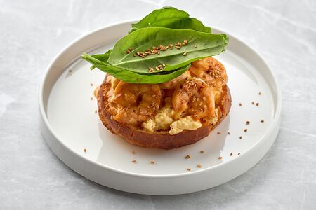 Бриошь из печи с креветками в соусе чили-майо