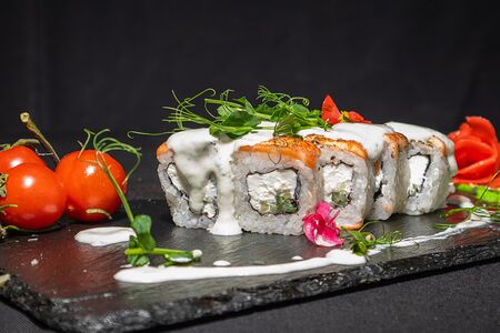 Опаленная Филадельфия с соусом дорблю