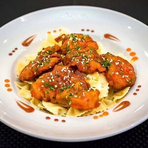 Фарфалле со свининой в кисло-сладком соусе