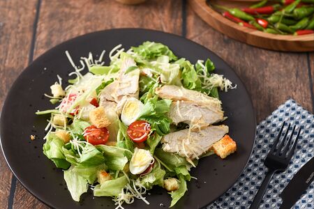 Салат Цезарь с курицей