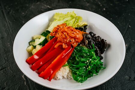 Поке с лососем и рисом