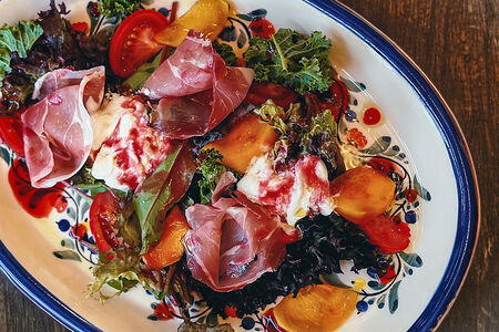 Салат с пармой, страчателлой и сезонными фруктами