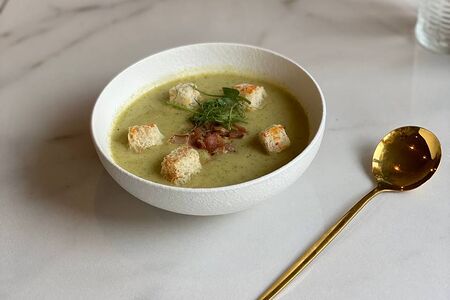 Суп-пюре из брокколи с поджаренным беконом