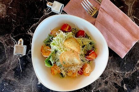 Салат Цезарь с креветками