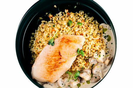 Куриная грудка c булгуром и соте из шампиньонов