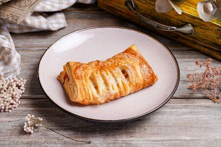 Слойка с яблоком