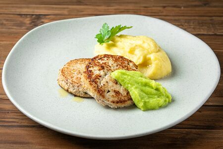 Рыбные котлеты с картофельным пюре