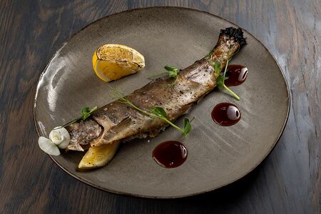 Форель радужная, обжаренная на гриле