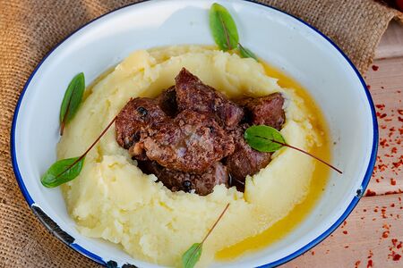 Тушенка с картофельным пюре