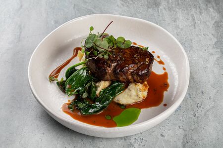 Вырезка в перечном соусе с картофельным пюре и шпинатом