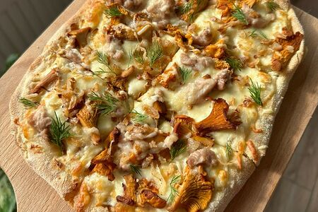 Пинса с лисичками, цыпленком и криспи луком