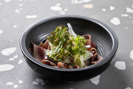 Салат с уткой и сладким соусом васаби