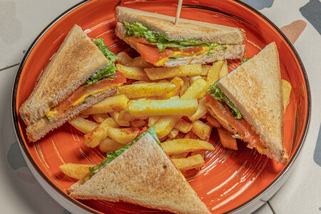 Клаб-сэндвич с форелью и картофелем фри