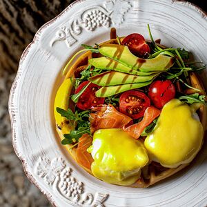 Բենդիկտ վաֆլիով և սաղմոնով