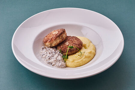 Куриные котлеты с картофельным пюре и грибным жюльеном