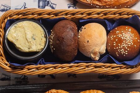 Хлебная корзинка с ароматным маслом