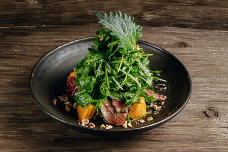 Салат с татаки из мраморной говядины, хурмой и кейлом