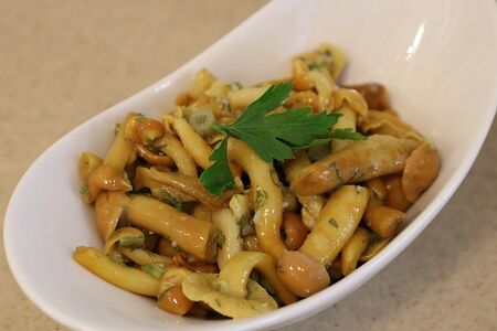 Опята маринованные