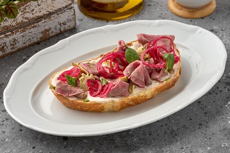 Брускетта с вителло тоннато и артишоками