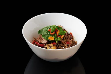 Вок говядина с гречневой лапшой и арахисом чили