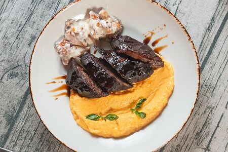 Карамелизированная оленина с пюре из мускатной тыквы и свежими лисичками